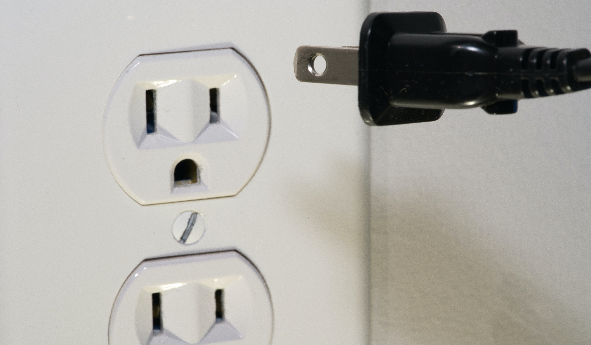 how-do-tamper-resistant-outlets-work-youtube